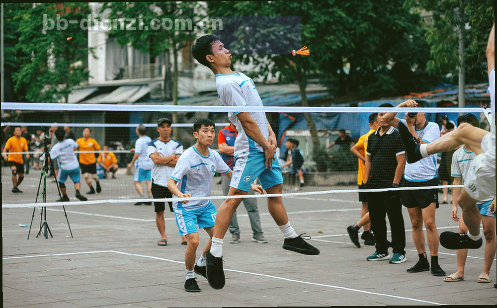 待发托盘与仓库分区标识俯拍，托盘标签方向统一，通道留有叉车位